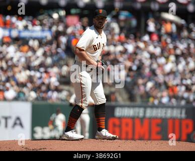 9. April 2022 San Francisco CA, USA San Francisco Starting Pitcher Carlos Rodon (16) auf dem Hügel während des MLB-Spiels zwischen den Miami Marlins und den San Francisco Giants. Die Marlins besiegten die Giants 2-1 im Oracle Park San Francisco Kalifornien Thurman James/CSM(Bild: © Thurman James/CSM via ZUMA Press Wire) Stockfoto