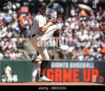 9. April 2022 San Francisco CA, USA San Francisco Starting Pitcher Carlos Rodon (16) auf dem Hügel während des MLB-Spiels zwischen den Miami Marlins und den San Francisco Giants. Die Marlins besiegten die Giants 2-1 im Oracle Park San Francisco Kalifornien Thurman James/CSM(Bild: © Thurman James/CSM via ZUMA Press Wire) Stockfoto