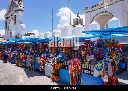 Farbenfroher Open-Air-Flohmarkt in Copacabana, Bolivien, ganz in der Nähe des Titicacasees. Stockfoto