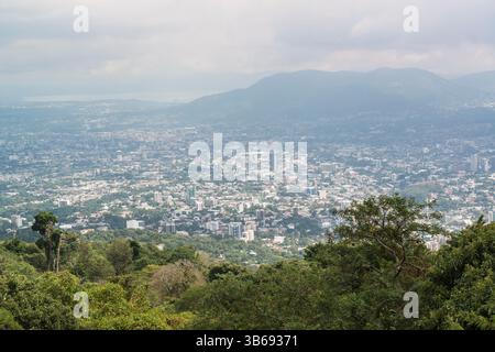 Blick vom Hang des Vulkans San Salvador auf die Stadt San Salvador, El Salvador Stockfoto