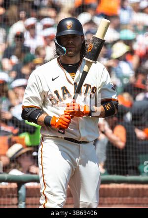 9. April 2022 San Francisco CA, USA San Francisco Shortstop Brandon Crawford (35) an Deck während des MLB-Spiels zwischen den Miami Marlins und den San Francisco Giants. Die Marlins besiegten die Giants 2-1 im Oracle Park San Francisco Kalifornien Thurman James/CSM(Bild: © Thurman James/CSM via ZUMA Press Wire) Stockfoto
