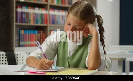 Kaukasisches Mädchen Teenager Kind traurig enttäuscht Schüler Schulmädchen denken Lektion Lernen Lernen Problem Bildung Schreiben schwierig Stockfoto