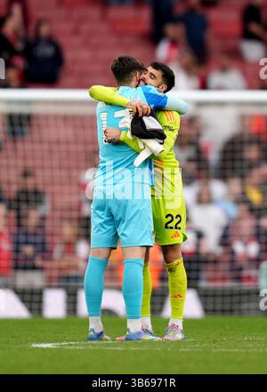Torhüter Kepa Arrizabalaga (links) und Torhüter David Raya (rechts) aus Bournemouth lassen sich nach dem Spiel der Premier League im Emirates Stadium in London im Finale abpfeifen. Bilddatum: Samstag, 3. Mai 2025. Stockfoto