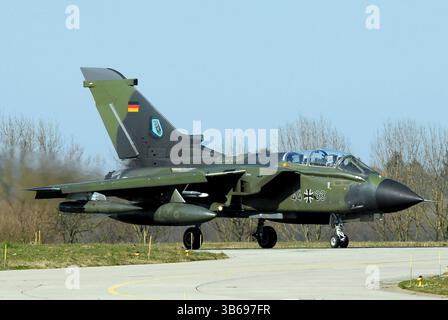 Ein Tornado IDS der deutschen Luftwaffe kehrt zum belgischen Luftwaffenstützpunkt Florennes zurück. Stockfoto