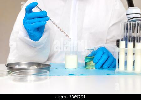 Untersuchen Sie Milch im Labor. Selektiver Fokus. Medizin Stockfoto