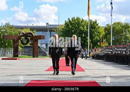 12. September 2022, Berlin: Der israelische Premierminister YAIR LAPID wird von Bundeskanzler OLAF SCHOLZ mit einer Ehrenwache begrüßt. (Kreditbild: © Koby Gideon/Israel GPO via ZUMA Press Wire) Stockfoto