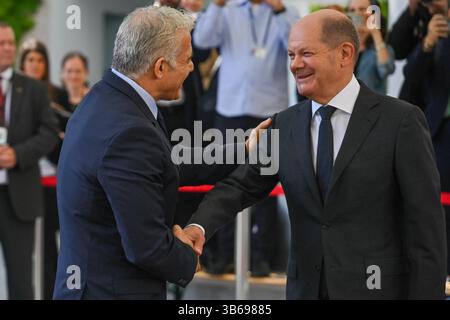 12. September 2022, Berlin: Der israelische Premierminister YAIR LAPID wird von Bundeskanzler OLAF SCHOLZ mit einer Ehrenwache begrüßt. (Kreditbild: © Koby Gideon/Israel GPO via ZUMA Press Wire) Stockfoto