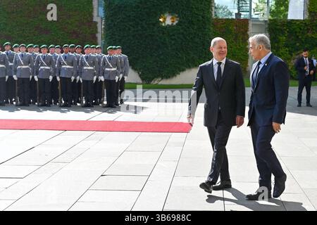 12. September 2022, Berlin: Der israelische Premierminister YAIR LAPID wird von Bundeskanzler OLAF SCHOLZ mit einer Ehrenwache begrüßt. (Kreditbild: © Koby Gideon/Israel GPO via ZUMA Press Wire) Stockfoto