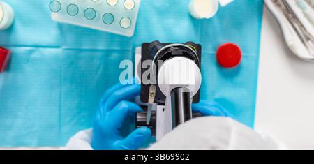 Untersuchen Sie Milch im Labor. Selektiver Fokus. Medizin Stockfoto