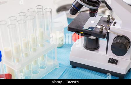 Untersuchen Sie Milch im Labor. Selektiver Fokus. Medizin Stockfoto