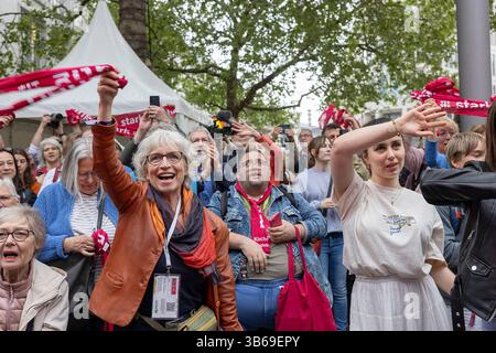 Nach Hannover kommt Düsseldorf: Vor dem Abschluss des evangelischen Kirchentags hat der hannoversche Bischof Ralf Meister symbolisch den Staffelstab an die Evangelische Kirche im Rheinland uebergeben. Foto: Kirchentagsteilnehmer feiern vor dwr Buehne der rheinische Praeses Thorsten Latzel nahm den Ahornstab mit dem Kirchentagskreuz am Samstagabend 03.05.2025 auf der Buehne am Platz der Weltausstellung in der Innenstadt Hannovers entgegen. 40. Deutscher Evangelischer Kirchentag findet im Mai 2027 in Düsseldorf unter dem Leitwort es hatte aber alle Welt einerlei Zunge und Sprache 1. Moses 11 Stockfoto