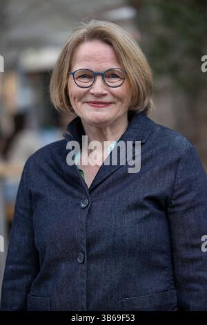 Nach Hannover kommt Düsseldorf: Vor dem Abschluss des evangelischen Kirchentags hat der hannoversche Bischof Ralf Meister symbolisch den Staffelstab an die Evangelische Kirche im Rheinland uebergeben. Thorsten Latzel nahm den Ahornstab mit dem Kirchentagskreuz am Samstagabend 03.05.2025 auf der Buehne am Platz der Weltausstellung in der Innenstadt Hannovers entgegen. Foto: Die Duesseldorfer Büergermeisterin Klaudia Zepuntke SPD der 40. Deutscher Evangelischer Kirchentag findet im Mai 2027 in Düsseldorf unter dem Leitwort es hatte aber alle Welt einerlei Zunge und Sprache Stockfoto