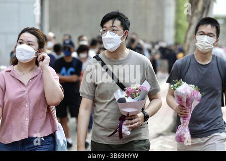 12. September 2022, HONGKONG, CHINA: Junge Bürger mit Blumenstrauß in den Händen kommen, um der verstorbenen britischen Königin Elisabeth II. Im britischen Generalkonsulat Hongkong Respekt zu zollen. Die Kommunistische Partei Chinas initiiert Propagandakrieg, verbreitet Demagoge, verunglimpft Hongkonger, die weiterhin emotionale Beziehungen zu Großbritannien und der Kolonialzeit vor der Übergabe im Jahr 1997 bestehen. Die staatliche Propagandamaschine erklärte in ihrer Stellungnahme: „ Einige Hong Kongers begeisterte Hommage an die verstorbene Königin Elisabeth ist eine vollständige Reflexion einiger Hong Konger, die weiterhin an die Kolonialherrschaft gebunden sind “ es ging Stockfoto