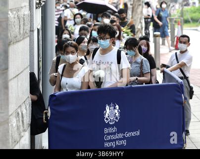 12. September 2022, HONGKONG, CHINA: Hongkong-Bürger stehen vor dem britischen Generalkonsulat an, um der verstorbenen britischen Königin Elisabeth II. Respekt zu zollen da viele Hongkonger immer noch um den Tod der verstorbenen Königin Elisabeth II. Trauern, initiiert die Kommunistische Partei Chinas politische Propaganda, indem sie Demagoge in der Gesellschaft von Hongkong verbreitet und Hongkongs starke emotionale Bindung an Großbritannien und die kollektive Bindung an das Leben während der britischen Kolonialtage ablehnt. in seinem jüngsten politischen Kommentar kritisiert er, dass " einige Hongkonger immer noch falsch sind Stockfoto