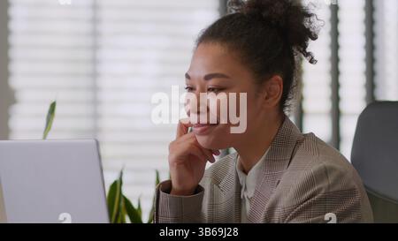 Ethnische Frau Mädchen afroamerikanische Geschäftsfrau weibliche Arbeitgeberin Bürodirektorin Geschäftsangestellte leitende nachdenkliche Träume glückliche Frau Arbeit Stockfoto