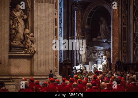 Rom, Italien. April 2025. Kardinäle, die während der Messe gesehen wurden. Kardinäle nehmen an der 4. Novendiales-Messe für Papst Franziskus mit einer Hommage von Kardinal Mauro Gambetti im Petersdom Teil, bevor das Konklave am 7. Mai 2025 für die Wahl des neuen Papstes beginnt. (Credit Image: © Valeria Ferraro/SOPA Images via ZUMA Press Wire) NUR REDAKTIONELLE VERWENDUNG! Nicht für kommerzielle ZWECKE! Stockfoto