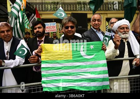 LONDON, GROSSBRITANNIEN. Mai 2025. Pakistan, Kaschmiris und Sikhs protestierten gegen den vom indischen Staat geförderten Terrorismus. Demonstranten behaupten, dass das Modi-Regime in Indien einen Anschlag unter falscher Flagge verübt habe, der behauptete, es sei ein Terroranschlag am 22. April 2025 in Pahalgam, Jammu und Kaschmir gewesen. Außerdem verstößt das Modi-Regime in Indien gegen internationales Recht, indem es die Wasserversorgung Kaschmirs gegenüber dem indischen hochkommissar London, Großbritannien, unterbricht. (Foto von 李世惠/siehe Li/Picture Capital) Credit: Siehe Li/Picture Capital/Alamy Live News Stockfoto