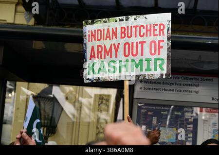 LONDON, GROSSBRITANNIEN. Mai 2025. Pakistan, Kaschmiris und Sikhs protestierten gegen den vom indischen Staat geförderten Terrorismus. Demonstranten behaupten, dass das Modi-Regime in Indien einen Anschlag unter falscher Flagge verübt habe, der behauptete, es sei ein Terroranschlag am 22. April 2025 in Pahalgam, Jammu und Kaschmir gewesen. Außerdem verstößt das Modi-Regime in Indien gegen internationales Recht, indem es die Wasserversorgung Kaschmirs gegenüber dem indischen hochkommissar London, Großbritannien, unterbricht. (Foto von 李世惠/siehe Li/Picture Capital) Credit: Siehe Li/Picture Capital/Alamy Live News Stockfoto