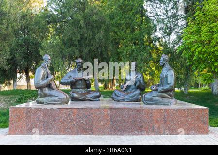 Ein Denkmal für traditionelle usbekische Musikinstrumente wie Dutar, Tanbur und sato im Garten von Registan in Samarkand, Usbekistan Stockfoto