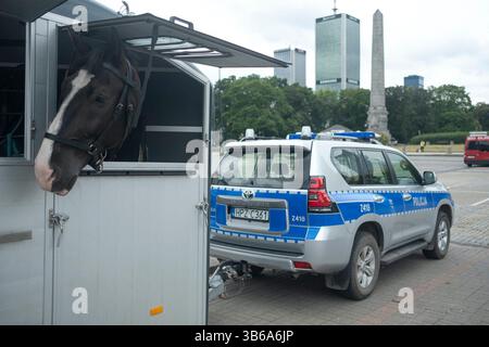 12. Juli 2022, WARSCHAU, POLEN: Berittene Polizeibeamte bereiten ihre Pferde in der Innenstadt von Warschau vor. (Bild: © Uygar Ozel/ZUMA Press Wire) Stockfoto