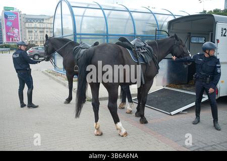 12. Juli 2022, WARSCHAU, POLEN: Berittene Polizeibeamte bereiten ihre Pferde in der Innenstadt von Warschau vor. (Bild: © Uygar Ozel/ZUMA Press Wire) Stockfoto