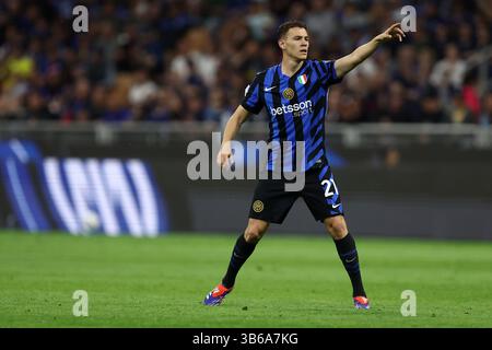 Mailand, Italien. Mai 2025. Kristjan Asllani vom FC Internazionale Gesten während des Spiels der Serie A zwischen dem FC Internazionale und Hellas Verona im Stadio Giuseppe Meazza am 3 . Mai 2025 in Mailand Italien . Quelle: Marco Canoniero/Alamy Live News Stockfoto