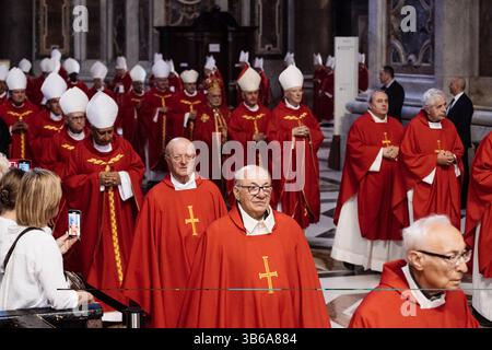 Rom, Italien. April 2025. Die Kardinäle kommen zur Messe in den Saal. Kardinäle nehmen an der 4. Novendiales-Messe für Papst Franziskus mit einer Hommage von Kardinal Mauro Gambetti im Petersdom Teil, bevor das Konklave am 7. Mai 2025 für die Wahl des neuen Papstes beginnt. (Credit Image: © Valeria Ferraro/SOPA Images via ZUMA Press Wire) NUR REDAKTIONELLE VERWENDUNG! Nicht für kommerzielle ZWECKE! Stockfoto