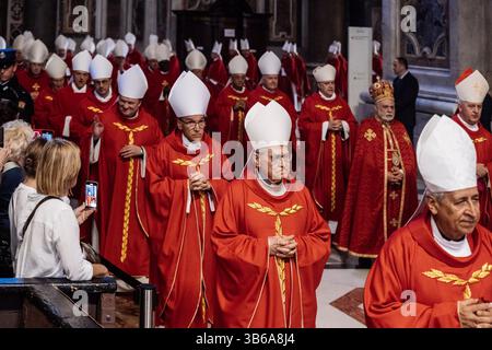 Rom, Italien. April 2025. Kardinäle, die während der Messe gesehen wurden. Kardinäle nehmen an der 4. Novendiales-Messe für Papst Franziskus mit einer Hommage von Kardinal Mauro Gambetti im Petersdom Teil, bevor das Konklave am 7. Mai 2025 für die Wahl des neuen Papstes beginnt. (Credit Image: © Valeria Ferraro/SOPA Images via ZUMA Press Wire) NUR REDAKTIONELLE VERWENDUNG! Nicht für kommerzielle ZWECKE! Stockfoto