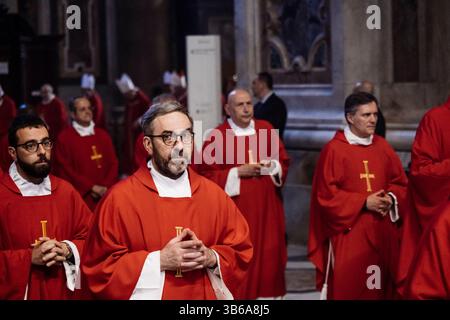 Rom, Italien. April 2025. Ankunft der Kardinäle für die Wahlrechtsmesse. Kardinäle nehmen an der 4. Novendiales-Messe für Papst Franziskus mit einer Hommage von Kardinal Mauro Gambetti im Petersdom Teil, bevor das Konklave am 7. Mai 2025 für die Wahl des neuen Papstes beginnt. (Credit Image: © Valeria Ferraro/SOPA Images via ZUMA Press Wire) NUR REDAKTIONELLE VERWENDUNG! Nicht für kommerzielle ZWECKE! Stockfoto
