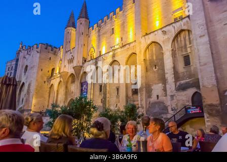 Avignon, FRANKREICH, Crowd People, Frauen Touristen, in French Cafe Restaurants, Terrasse, vor 'Palace des Papes », historisches Denkmal Sommerfest Stockfoto