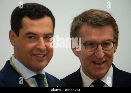 23. Juli 2022, Sevilla, Andalusien, Spanien: JUANMA MORENO (links) und ALBERTO NUNEZ FEIJOO (rechts) während der Einweihung von Juanma Moreno (PP) als Präsidentin der Junta de Andalucia im San Telmo Palace in Sevilla (Kreditbild: © Angel Garcia/ZUMA Press Wire) Stockfoto