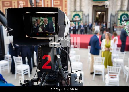 23. Juli 2022, Sevilla, Andalusien, Spanien: Der Präsident des andalusischen Parlaments, JESUS AGUIRRE, wird von einem Kameramann während der Amtseinführung von Juanma Moreno (PP) als Präsident der Junta de Andalucia im San Telmo Palace in Sevilla aufgenommen (Kreditbild: © Angel Garcia/ZUMA Press Wire) Stockfoto