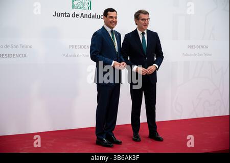 23. Juli 2022, Sevilla, Andalusien, Spanien: JUANMA MORENO (links) und ALBERTO NUNEZ FEIJOO (rechts) während der Einweihung von Juanma Moreno (PP) als Präsidentin der Junta de Andalucia im San Telmo Palace in Sevilla (Kreditbild: © Angel Garcia/ZUMA Press Wire) Stockfoto