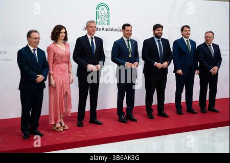 23. Juli 2022, Sevilla, Andalusien, Spanien: Foto-OP von JUANMA MORENO (Zentrum) mit verschiedenen Präsidenten verschiedener spanischer Regionen, von links nach rechts: Präsident von Ceuta JUAN JESUS VIVAS, Präsident von Madrid ISABEL DIAZ AYUSO, Präsident von Galicien ALFONDO RUEDA, Präsident von Andalusien JUANMA MORENO, Präsident von Murcia FERNANDO LOPEZ MIRAS, Präsident Castille und Leon ALFONSO FERNANDEZ MANUECO und Präsident von Melilla EDUARDO DE CASTRO während des Akts der Einweihung von Juanma Moreno (PP) als Präsident des Palastes in San Telta de Andalucia Stockfoto