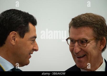 23. Juli 2022, Sevilla, Andalusien, Spanien: JUANMA MORENO (links) und ALBERTO NUNEZ FEIJOO (rechts) während der Einweihung von Juanma Moreno (PP) als Präsidentin der Junta de Andalucia im San Telmo Palace in Sevilla (Kreditbild: © Angel Garcia/ZUMA Press Wire) Stockfoto