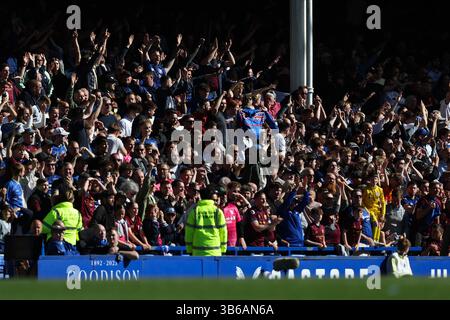 Liverpool, Großbritannien. Mai 2025. Fans von Ipswich Town feiern, nachdem George Hirst aus Ipswich Town (nicht abgebildet) beim Spiel Everton gegen Ipswich Town Premier League im Goodison Park, Liverpool, das zweite Tor seines Teams erzielt hat. Der Bildnachweis sollte lauten: Jessica Hornby/Sportimage Credit: Sportimage Ltd/Alamy Live News Stockfoto