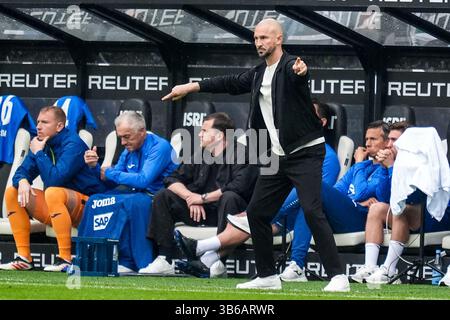 Mönchengladbach, Deutschland. Mai 2025. MÖNCHENGLADBACH, DEUTSCHLAND - 3. MAI: TSG 1899 Hoffenheim-Cheftrainer Christian Ilzer Gesten beim Bundesliga-Spiel zwischen Borussia Mönchengladbach und TSG 1899 Hoffenheim im Borussia-Park am 3. Mai 2025 in Mönchengladbach. (Foto: Rene Nijhuis/MB Media) Credit: MB Media Solutions/Alamy Live News Stockfoto
