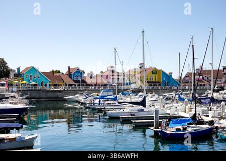 Long Beach, Kalifornien, USA - 09-07-2019: Blick vom Hafen, mit angedockten Booten und dem Shoreline Village Touristenviertel. Stockfoto