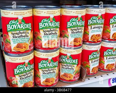 Los Angeles, Kalifornien, USA - 21.09.2019: Ein Blick auf mehrere Dosen von Chef Boyardee Spaghetti und Fleischbällchen im Supermarkt. Stockfoto