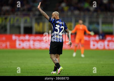 Mailand, Italien. Mai 2025. Federico Dimarco vom FC Internazionale gibt beim Spiel der Serie A zwischen dem FC Internazionale und Hellas Verona am 3. Mai 2025 in Mailand und Italien Gesten. Quelle: Marco Canoniero/Alamy Live News Stockfoto