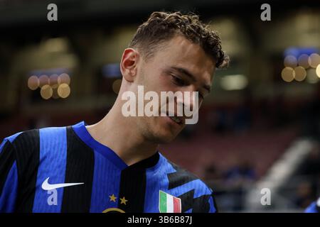 Mailand, Italien. Mai 2025. Kristjan Asllani vom FC Internazionale sieht beim Spiel der Serie A zwischen dem FC Internazionale und Hellas Verona im Stadio Giuseppe Meazza am 3 . Mai 2025 in Mailand Italien an . Quelle: Marco Canoniero/Alamy Live News Stockfoto