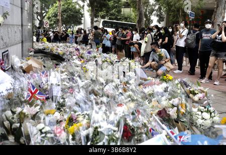 12. September 2022, Hongkong, China: Blumen, die von Bürgern aus Hongkong angeboten werden, haben den Bürgersteig vor dem britischen Generalkonsulat in Hongkong gefüllt, während die Menschen kommen, um der verstorbenen Königin Elisabeth II. Ohne Unterbrechung Respekt zu zollen. (Foto: © Liau Chung-ren/ZUMA Press Wire) Stockfoto