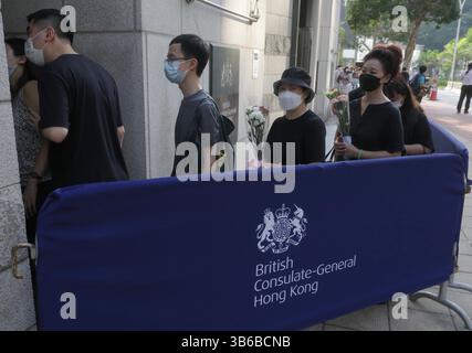12. September 2022, HONGKONG, CHINA: Bürger stehen an, um in das britische Generalkonsulat Hongkong einzutreten, um das Beileidsbuch für die verstorbene Königin Elizabeth II. September 2022 zu unterschreiben. ZUMA/Liau Chung-ren (Foto: © Liau Chung-ren/ZUMA Press Wire) Stockfoto