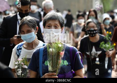 12. September 2022, HONGKONG, CHINA: Staatsbürger von Hongkong kommen, um Blumen für die verstorbene Königin Elizabeth II. Vor dem britischen Generalkonsulat in Hongkong zu schenken, als Hommage an die verstorbene Königin weiter.Sept-12.2022Hongkong.ZUMA/Liau Chung-ren (Kreditbild: © Liau Chung-ren/ZUMA Press Wire) Stockfoto