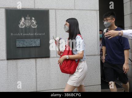 12. September 2022, HONGKONG, CHINA: Bürger werden angewiesen, in das britische Generalkonsulat in Hongkong einzutreten, während sie sich anstellen, um das Beileidsbuch für die verstorbene Königin Elizabeth II. September 2022 zu unterschreiben. Hongkong.ZUMA/Liau Chung-ren (Kreditbild: © Liau Chung-ren/ZUMA Press Wire) Stockfoto