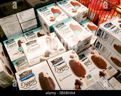 Los Angeles, Kalifornien, USA - 21.09.2019: Ein Blick auf mehrere Kisten mit so leckeren gefrorenen Milchprodukten im Laden. Stockfoto