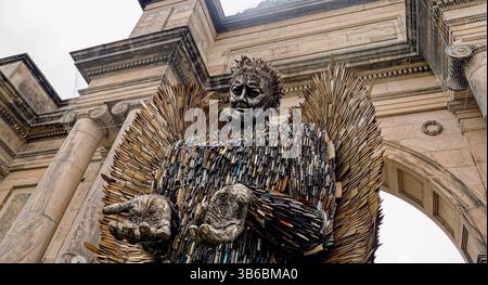 30. Juli 2022: Die Knife Angel Statue im Gates of Birkehnehad Park, Merseyside als Teil einer landesweiten Tour. Der Knife Angel ist eine zeitgenössische Skulptur aus 100.000 Messern, die der Polizei in einem Messer Amnesity übergeben werden. Es wurde von der Künstlerin Alfie Bradley und dem British Ironworks geschaffen, um das Bewusstsein für Messerkriminalität in Großbritannien zu schärfen (Credit Image: © Andy von Pip/ZUMA Press Wire) Stockfoto
