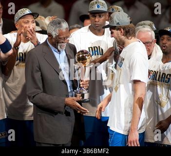 31. Juli 2022, Los Angeles, Kalifornien, USA: Bill Russell, ehemaliger Spieler der Boston Celtics, der in 13 Jahren 11 Meisterschaften gewann, stirbt. Er war 88. Der ehemalige NBA-Spieler Bill Russell, Mitte, überreicht die Bill Russell MVP Trophäe an Dirk Nowitzki der Dallas Mavericks in der NBA Larry O’Brien Trophäe für den Sieg der Mavericks im 6. Spiel der NBA Finals über die Miami Heat in der American Airlines Arena in Miami, Florida am Sonntag, den 12. Juni 2011. Die Mavericks besiegten die Heat 105-95 und wurden 2011 NBA-Meister. ADRIAN SANCHEZ-GONZALEZ/PI (Kreditbild: © Prensa intern Stockfoto