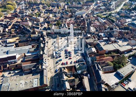 Blick aus der Vogelperspektive auf das Stadtzentrum von Ripon, North Yorkshire, Großbritannien, mit dem prominenten Ripon Big Sky Wheel, einem 33 m (108 ft) hohen Riesenrad, das im Frühjahr 2025 auf dem historischen Marktplatz installiert wurde. Die Attraktion, die von Anfang April bis Ende April stattfand, bot Besuchern einen nie dagewesenen Panoramablick über die Kathedrale von Ripon, das Rathaus, Obelisken und die umliegende Landschaft, einschließlich Fernblicken auf die Fountains Abbey und das Weiße Pferd in Kilburn. Koordiniert von Ripon BID und North Yorkshire Council zog das Rad Tausende von Fahrern an, was lokale Unternehmen ankurbelte und ein lebhaftes Aufsehen erregte Stockfoto