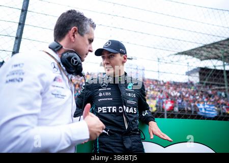 31. Juli 2022, Mogyorod, Ungarn: rus auf dem Startplatz vor dem Start des FIA Formel-1-Großen Preises von Ungarn 2022 beim Hungaroring in Mogyorod, bei Budapest, Ungarn. (Foto: © James Gasperotti/ZUMA Press Wire) Stockfoto